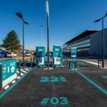 Driveco accélère son expansion avec de nouvelles bornes de recharge sur les parkings de grandes enseignes. (c) Driveco