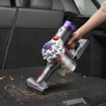 Le Dyson Car+Boat est un aspirateur à main premium conçu pour nettoyer voitures et bateaux, mais son prix divise.