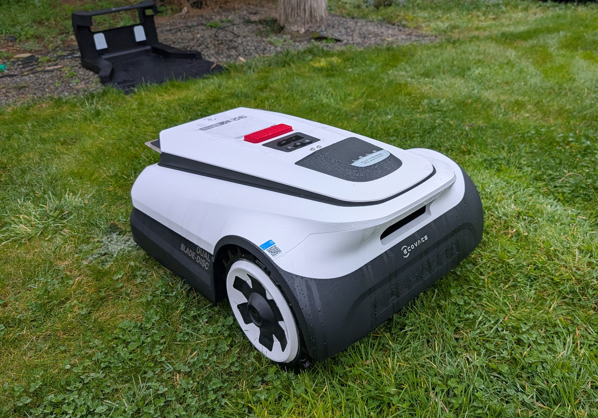 La station de charge du Goat A1600 RTK doit être placée sur un terrain dégagé avec une bonne réception GPS. (c) Labo Maison