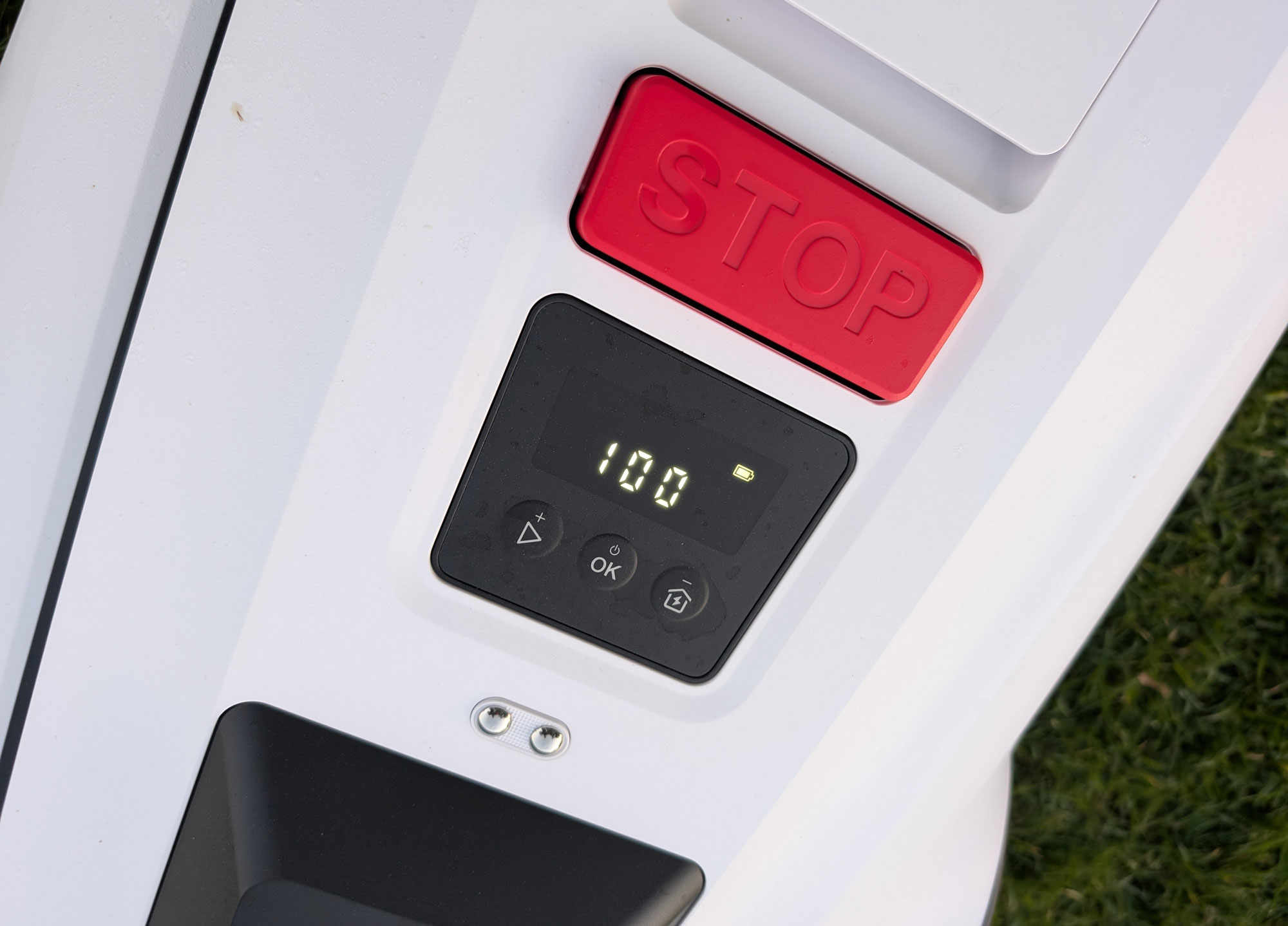 Le Goat A1600 RTK tond 340 m² par charge. S'il n'a pas terminé, il reprend la tonte après une recharge à 70 %. (c) Labo Maison