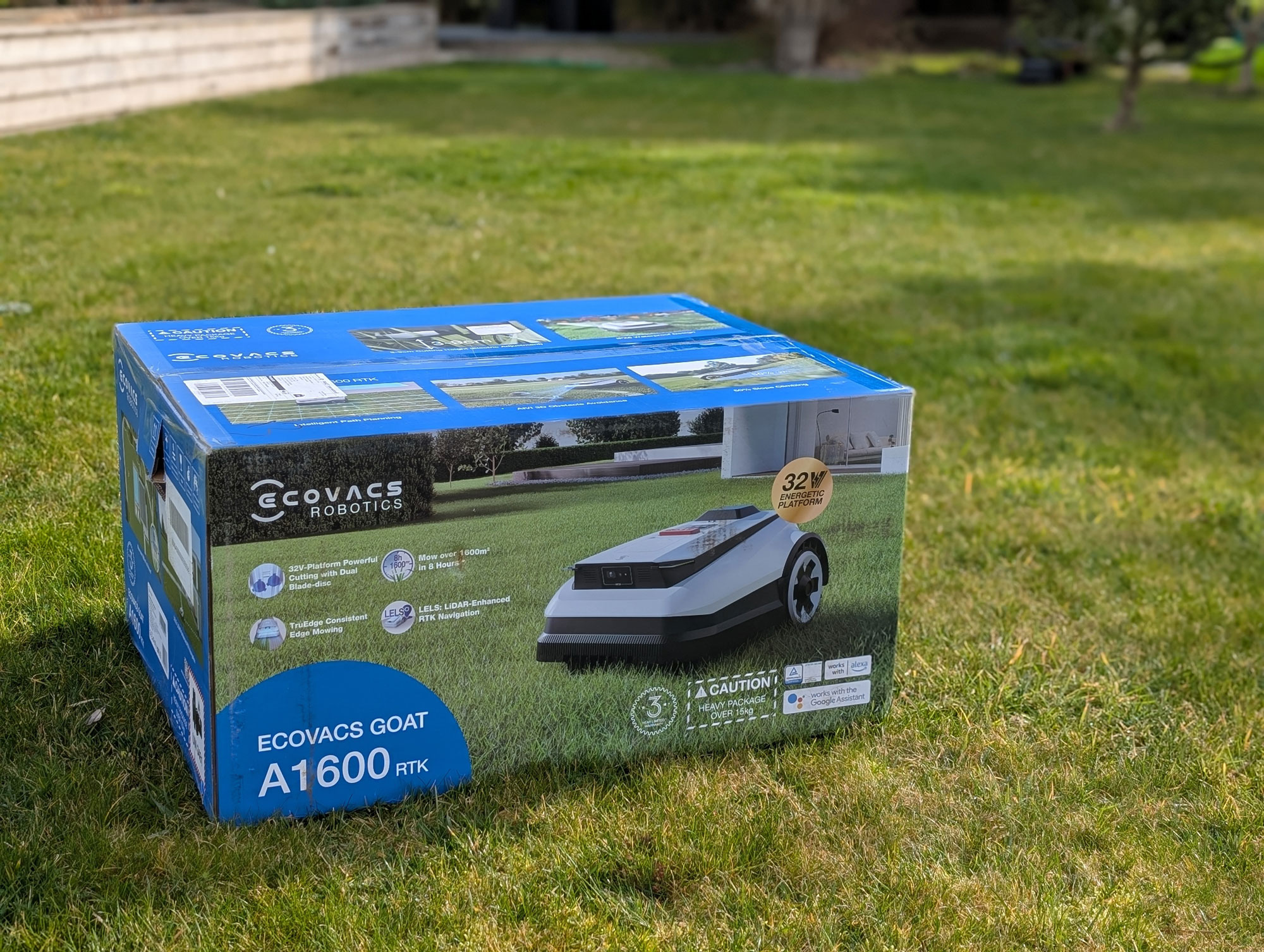 Le Ecovacs Goat A1600 RTK s'installe facilement, avec une station et une antenne RTK à placer stratégiquement. (c) Labo Maison