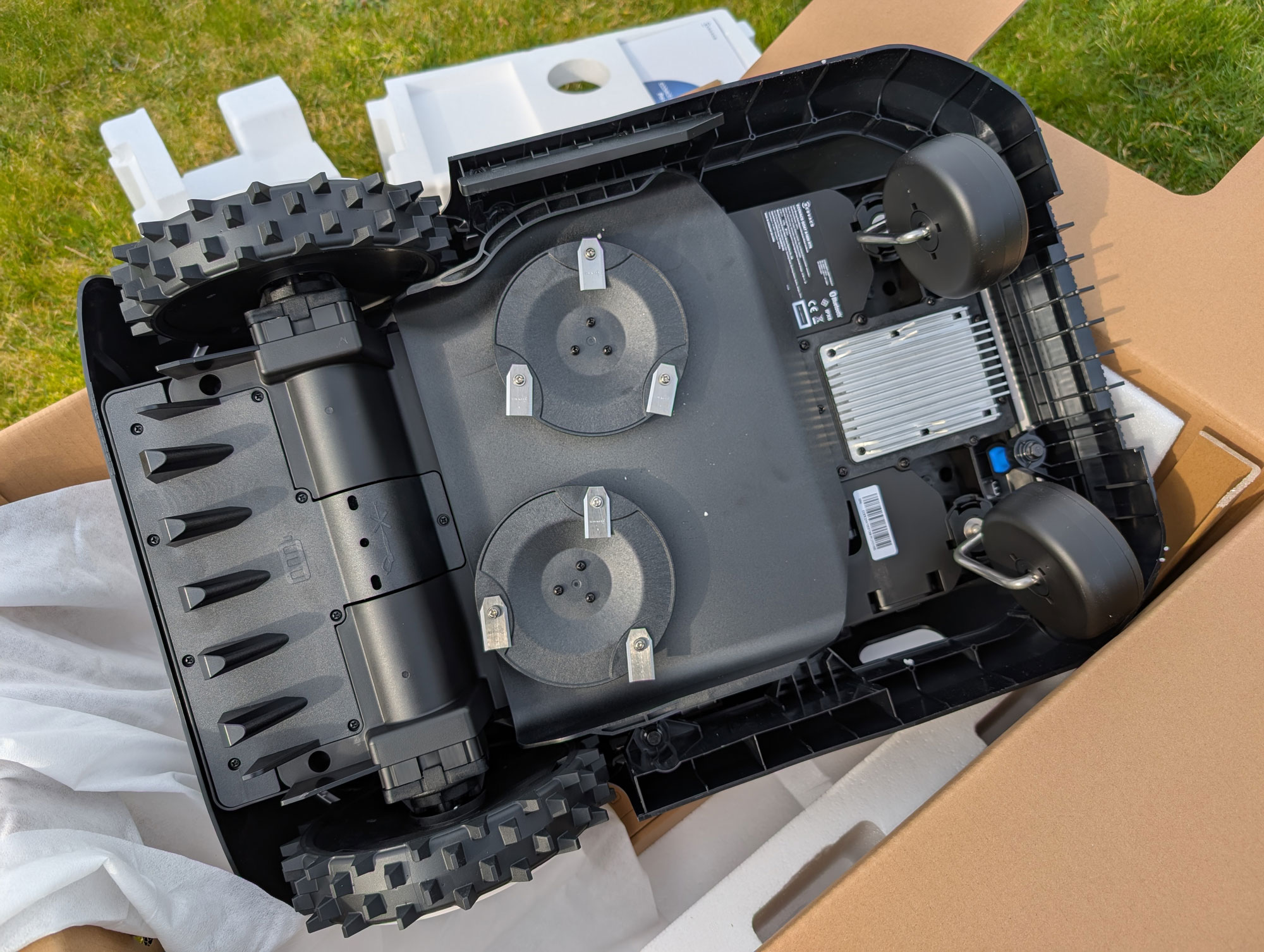 Le Goat A1600 RTK se nettoie à l’eau et nécessite un changement régulier des lames selon l’usage. (c) Labo Maison