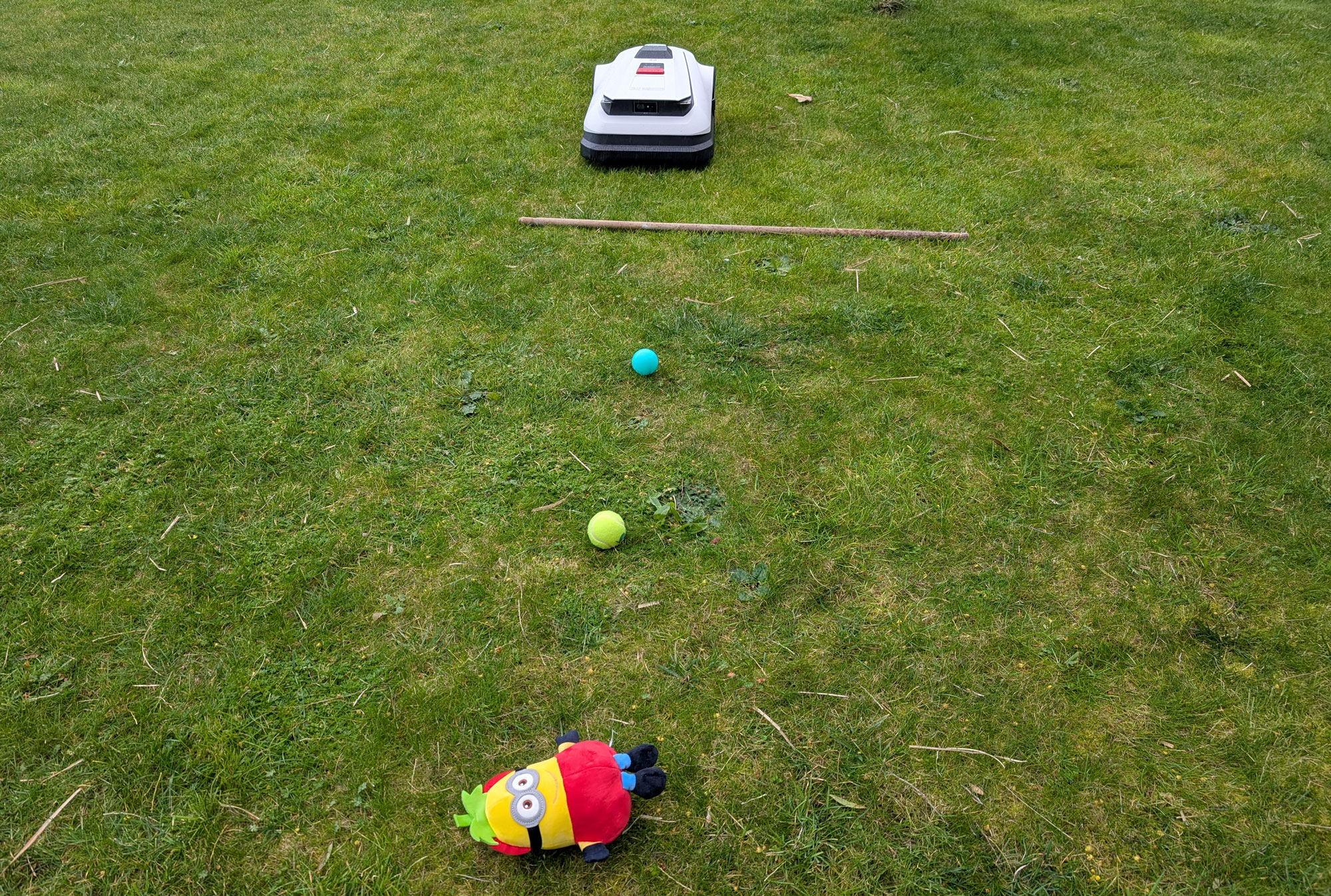 Le robot évite les gros obstacles, mais peut être perturbé par de petits objets au sol. (c) Labo Maison