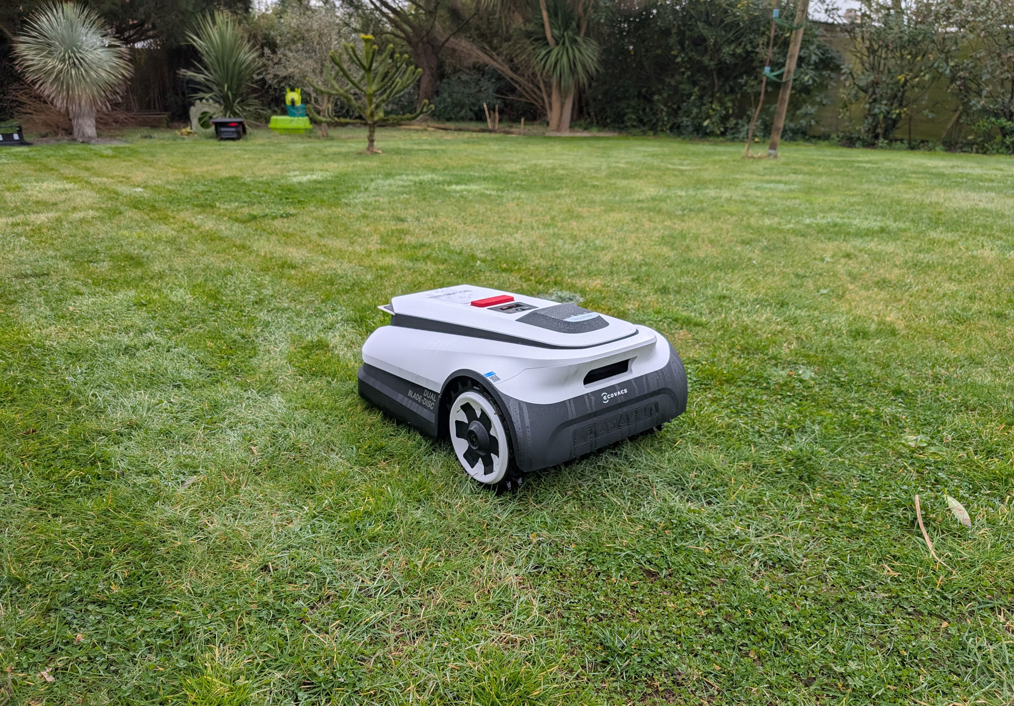 Le Ecovacs Goat A1600 RTK tond jusqu’à 200 m²/h avec une coupe large et propose plusieurs modes, dont la tonte manuelle. (c) Labo Maison