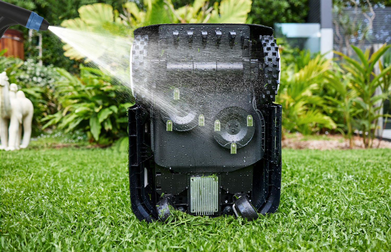 Le Ecovacs Goat A3000 LiDAR est certifié IPX6, résistant à l’eau et lavable. Il se nettoie facilement au jet d’eau.