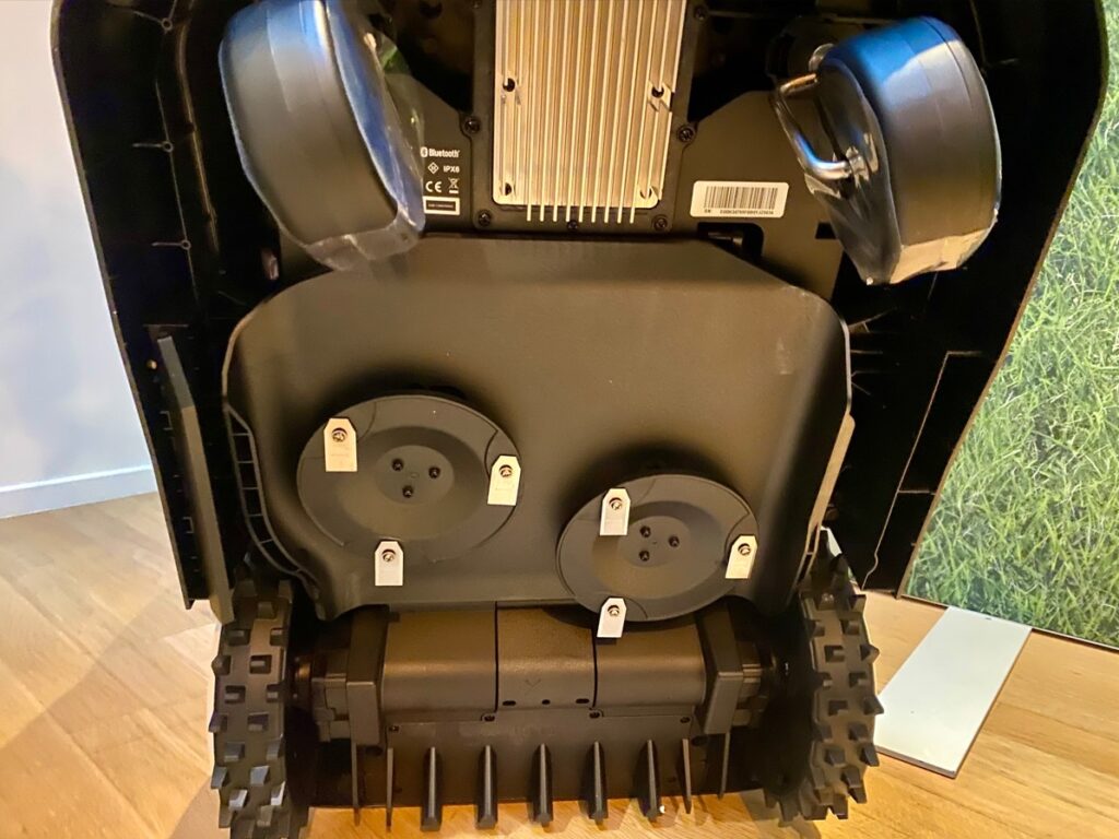 Les deux disques de coupe du Ecovacs Goat A1600 RTK (c) Labo Maison
