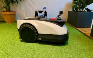 Le Ecovacs Goat O500 Panorama est équipé d'un Lidar et d'une caméra pour naviguer de manière autonome et détecter les obsatcles. (c) Labo Maison