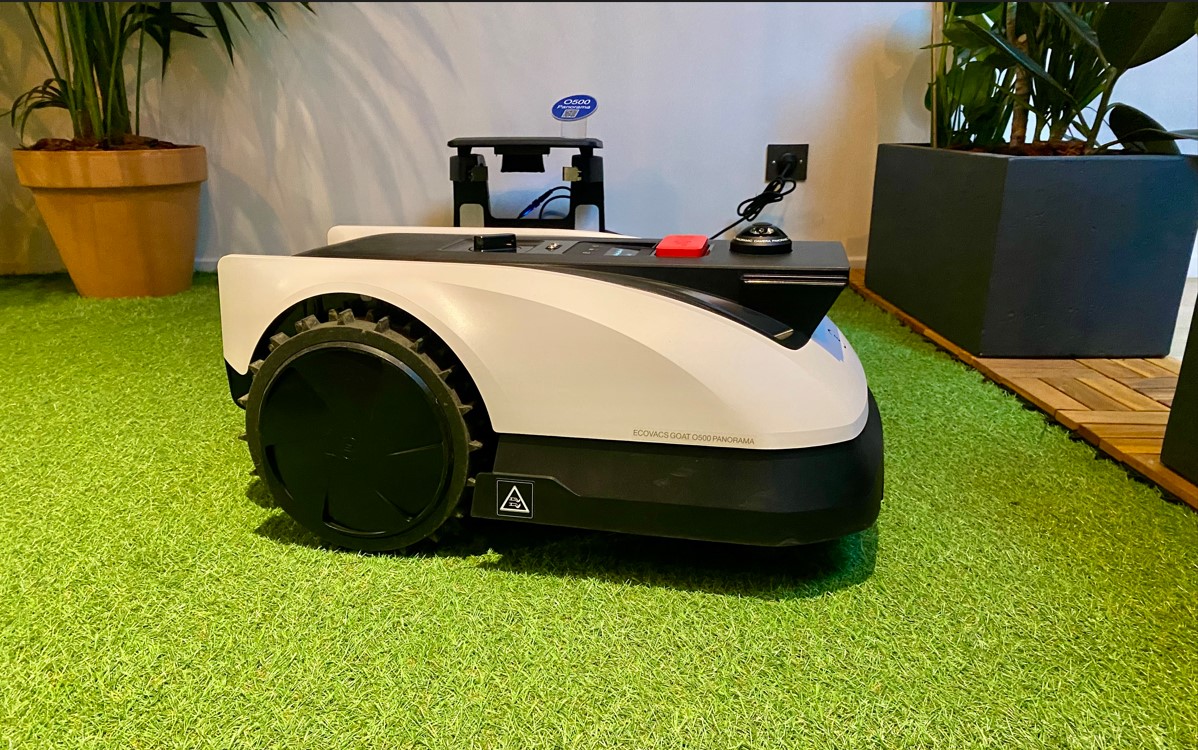 La tondeuse robot Ecovacs Goat O500 Panorama vue de profil (c) Labo Maison