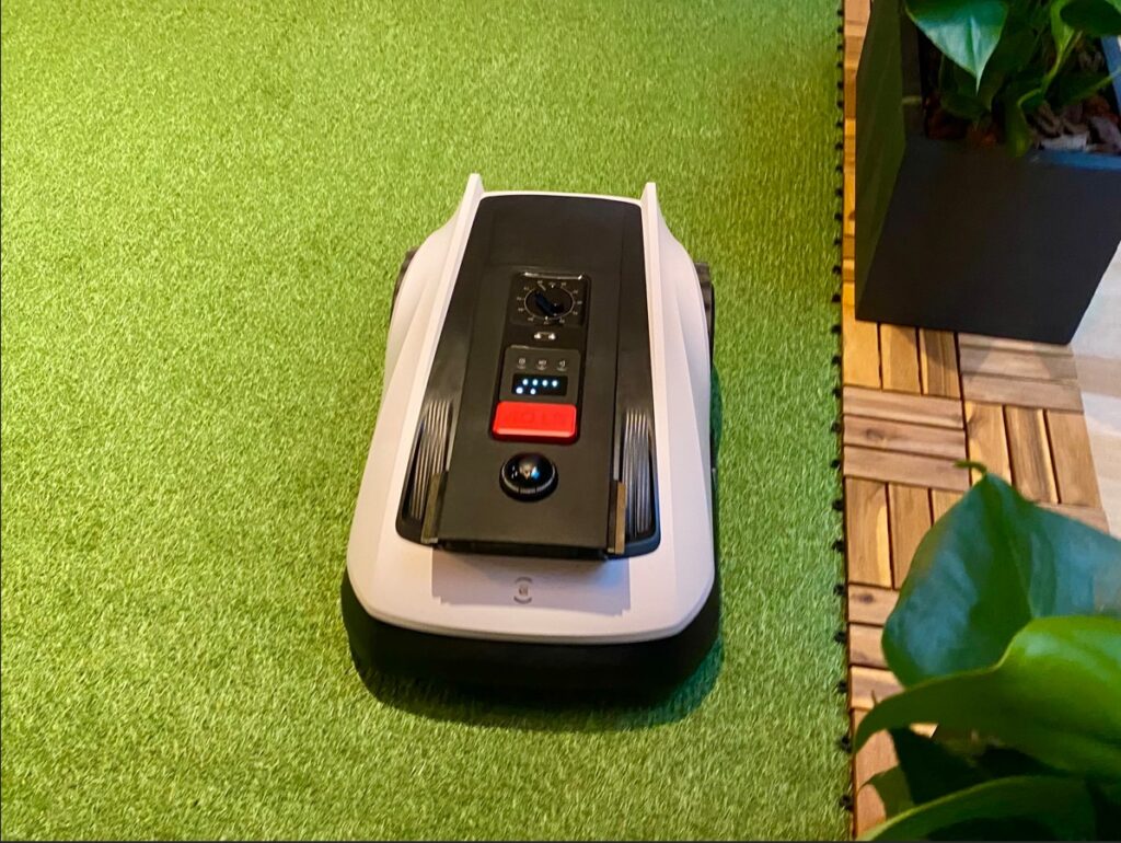 La tondeuse robot Ecovacs Goat OOO00 Panorama en action (c) Labo Maison