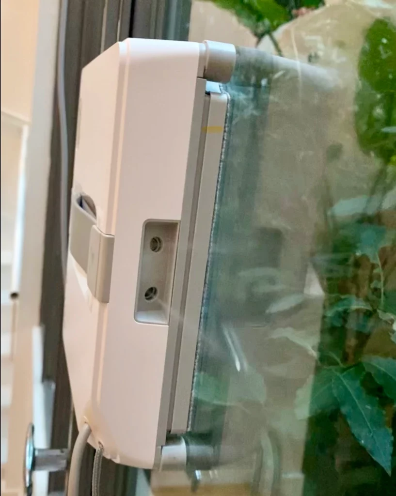 Le spray du robot laveur de vitres Ecovacs Winbot mini (c) labo Maison
