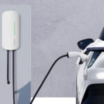 Borne de recharge en action : une voiture électrique se recharge durant les nouvelles heures creuses de 2025.