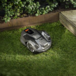 Le Husqvarna Automower 405XE NERA tond jusqu'à 900 m² sans fil, évite les obstacles et taille les bordures.