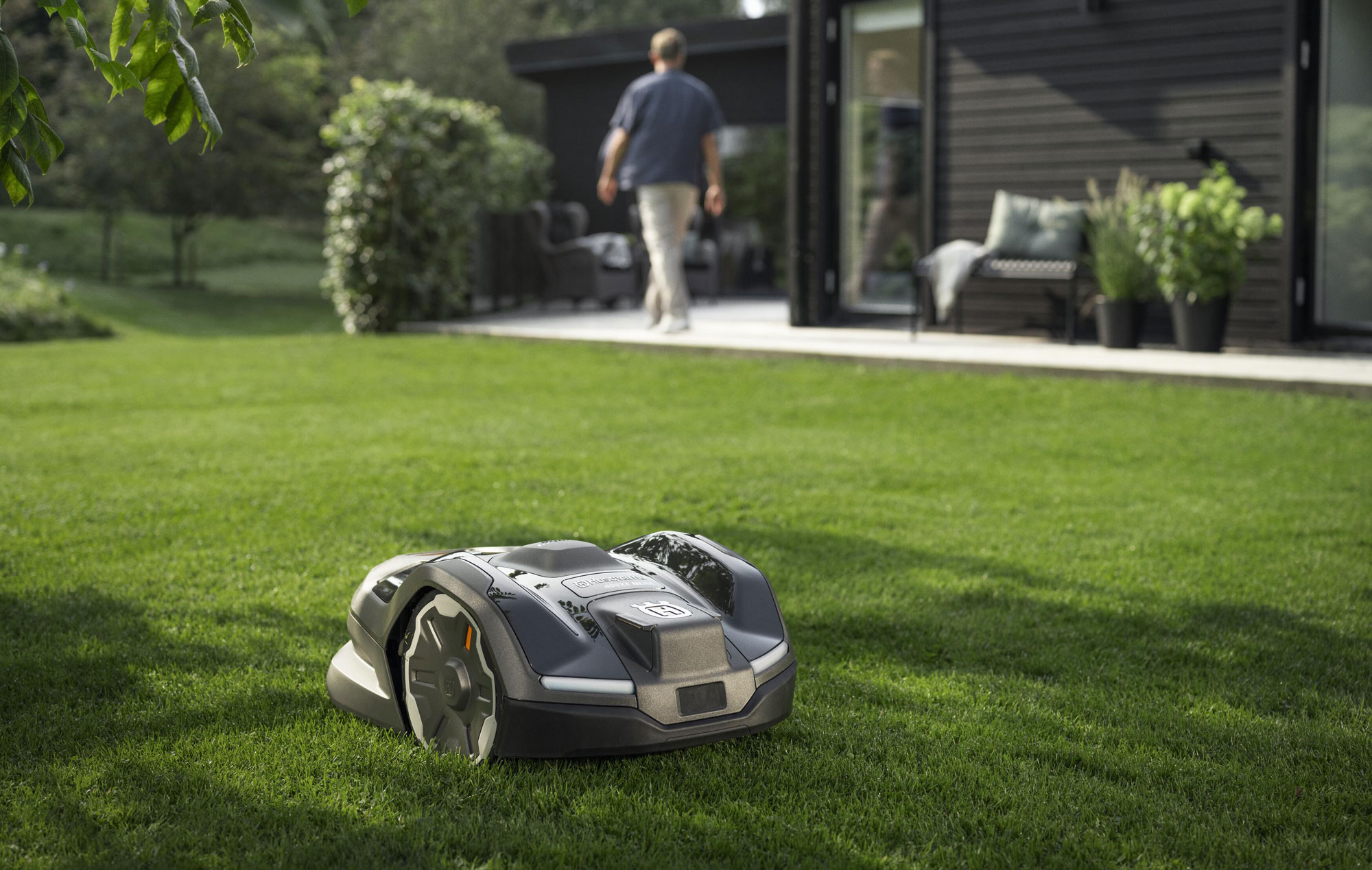 Le 405XE NERA offre des modes de tonte systématique ou aléatoire, optimisant la coupe selon les besoins.
