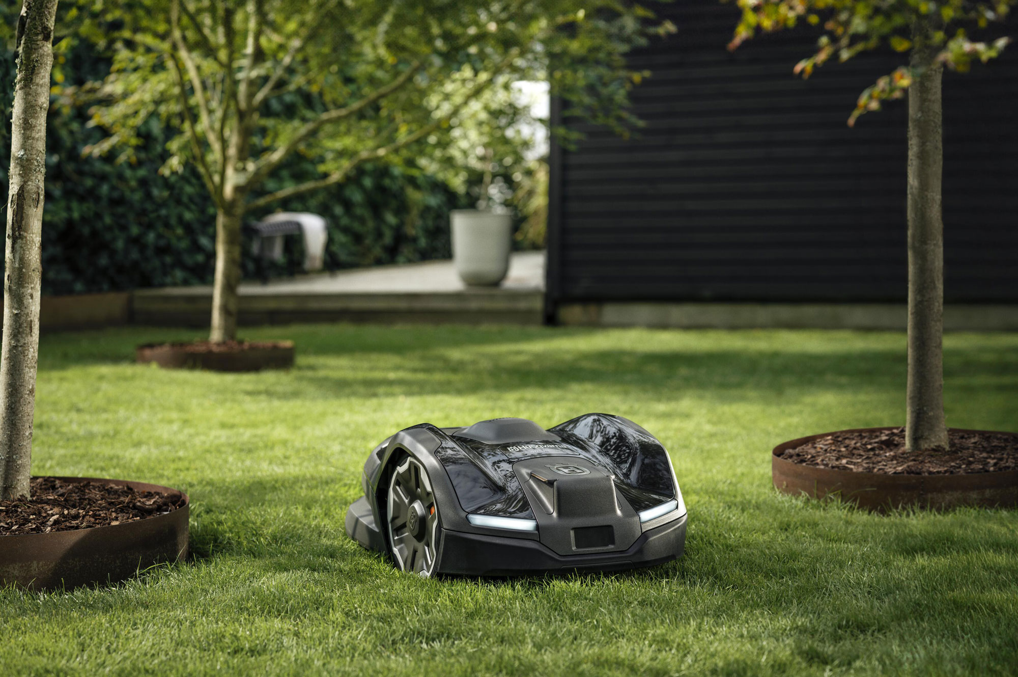 Automower Zone Control permet de créer des zones de tonte personnalisées et d'exclure des espaces sensibles.