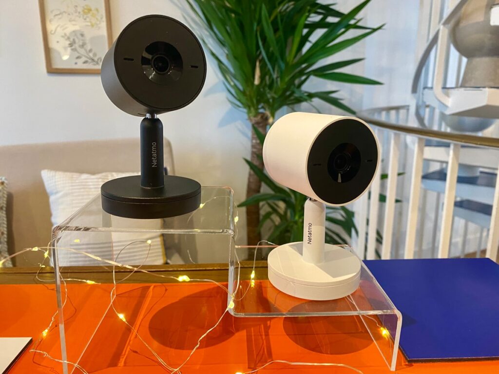 La Netatmo Camera Advance existe en deux coloris : noir et blanc (c) Labo Maison