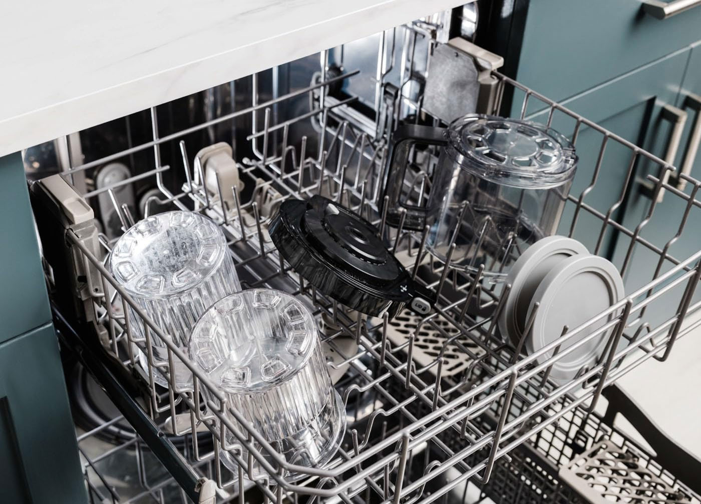Les pots, couvercles et la pale sont compatibles lave-vaisselle (panier supérieur) pour un nettoyage facile.