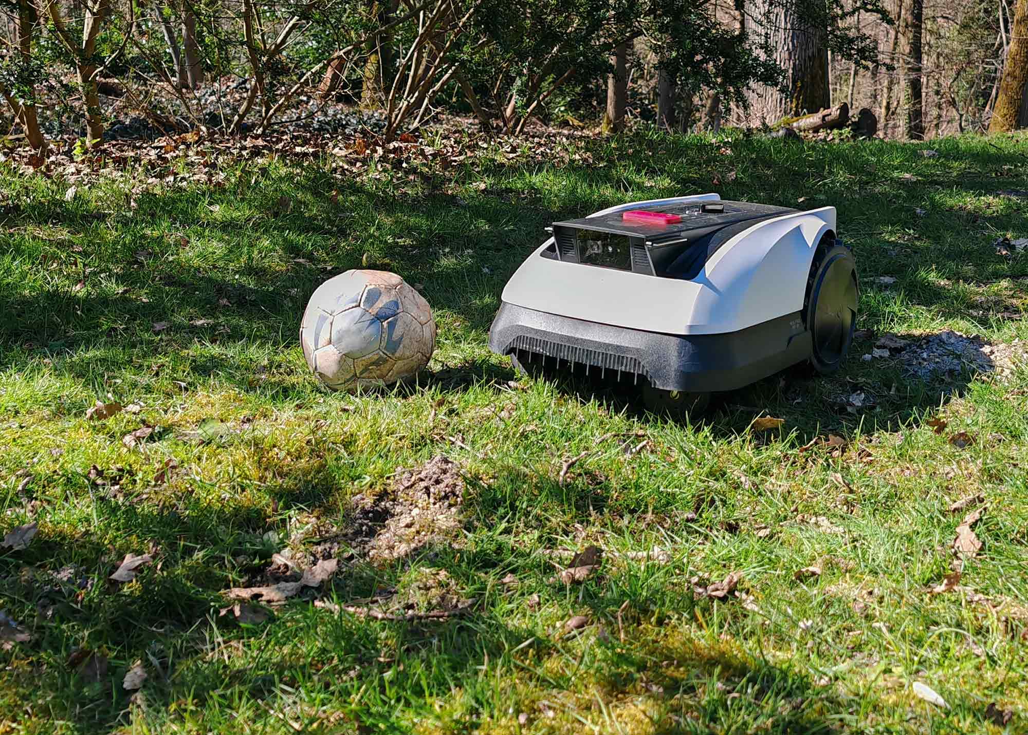 Le robot a évité le ballon juste avant l’impact, preuve d’une détection efficace. © Labo Maison