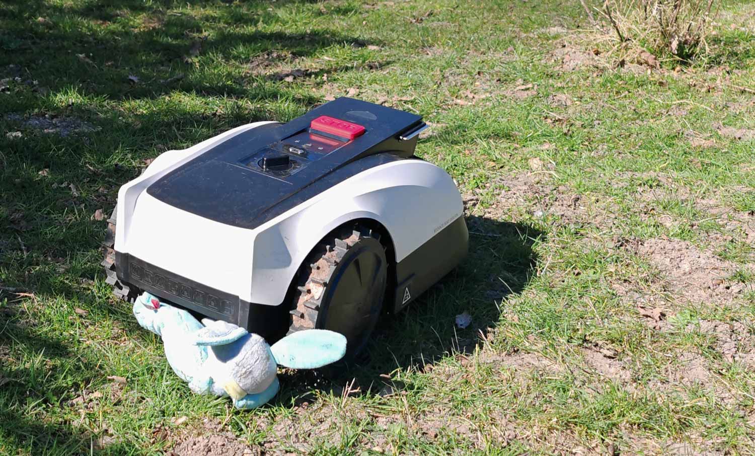 Le robot roule sur les petits objets non détectés, comme une balle de tennis ou une peluche. © Labo Maison