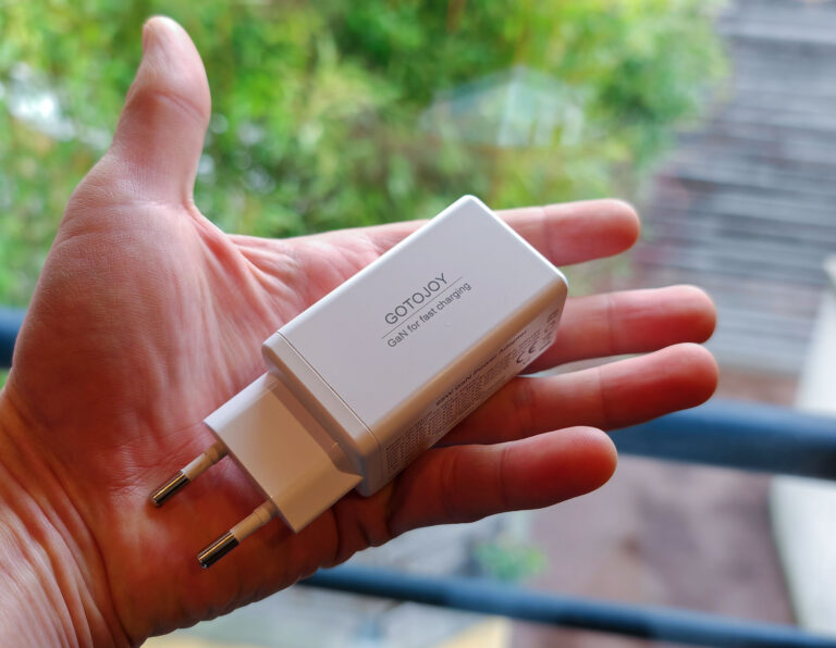 Le chargeur Gotojoy 65W GaN mesure 6,6 × 3,8 × 3 cm pour 125 g, un format compact idéal en déplacement. (c) Labo Maison