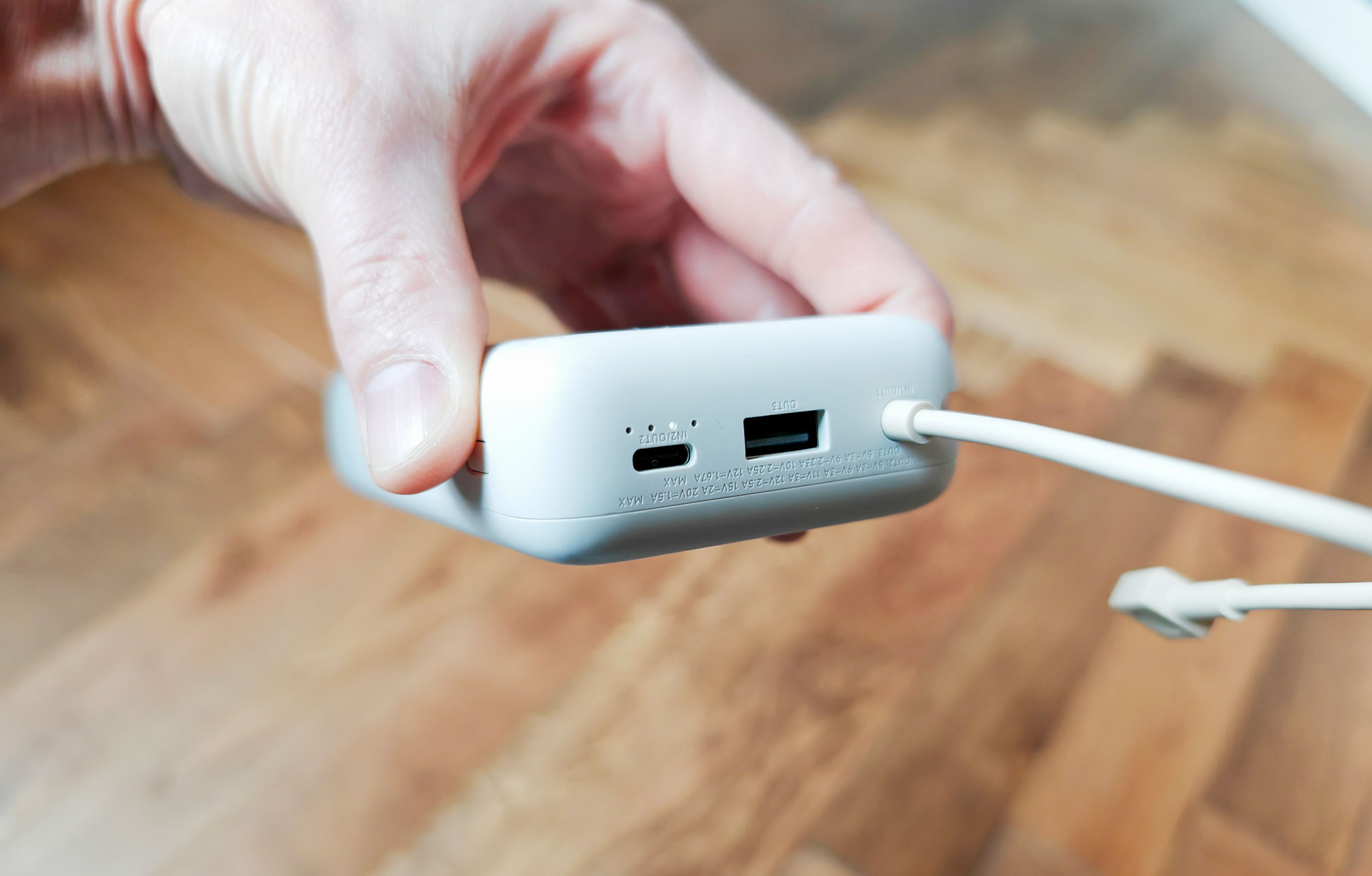 USB-C (entrée/sortie), USB-A (sortie) et câble intégré : chargez jusqu'à 3 appareils simultanément. (c) Labo Maison