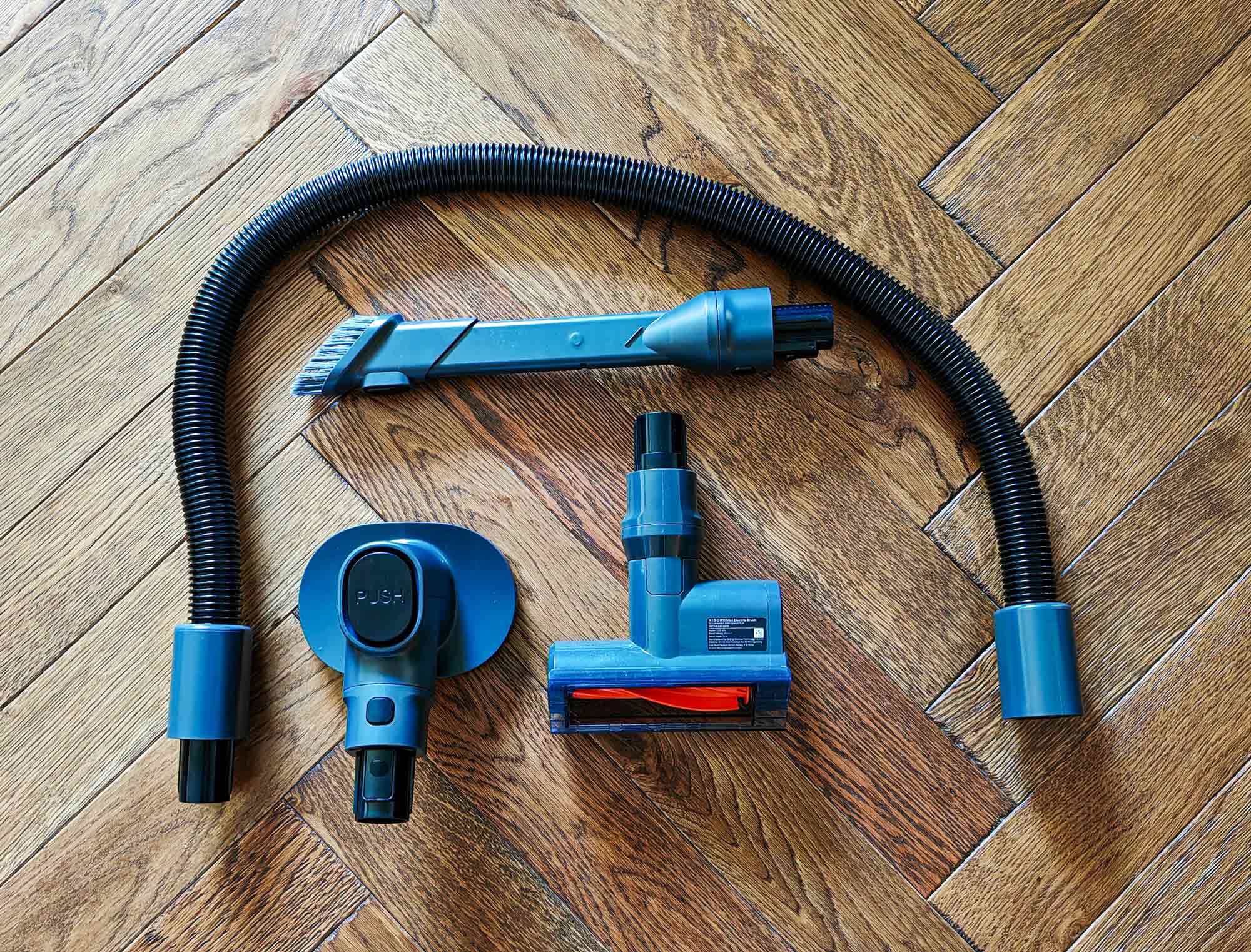Accessoires nombreux et utiles, dont brosse animaux, mini-brosse, flexible et support mural pratique. (c) Labo Maison