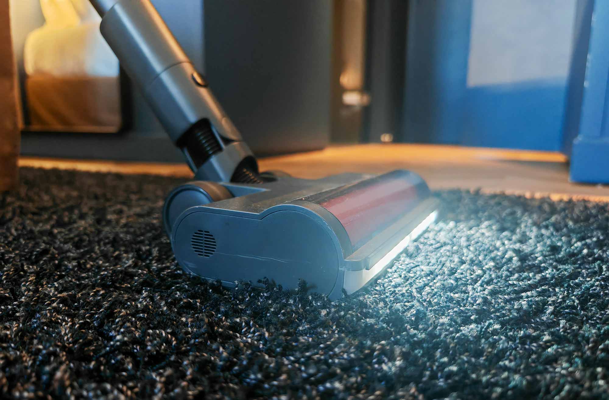Sur tapis longs : 95 % dès le 2ᵉ passage, 100 % au 3ᵉ. Aspiration puissante, efficace, mais parfois trop. (c) Labo Maison