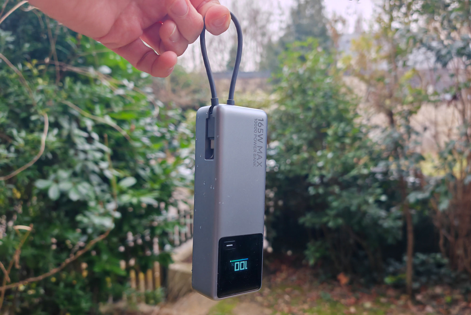 La poignée formée par le câble USB-C facilite la prise en main et simplifie grandement le transport. (c) Labo Maison