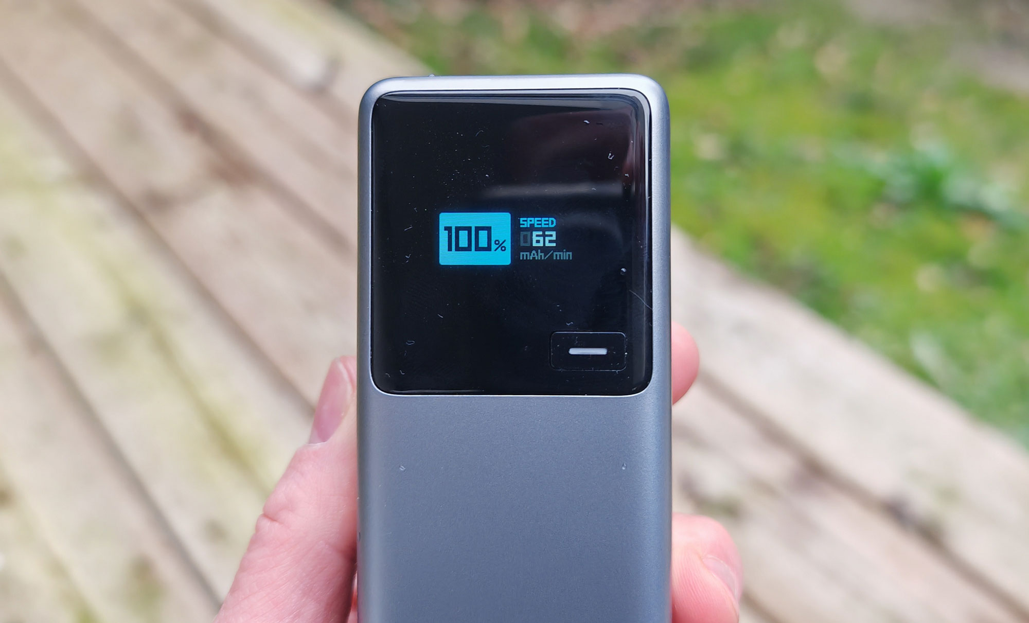 L’écran affiche le pourcentage de batterie restant et la puissance de charge en temps réel, offrant un suivi précis. (c) Labo Maison