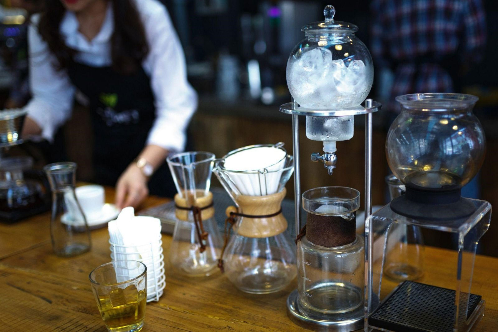 L’extraction à froid révèle un café doux et aromatique, infusé lentement à l’eau froide pendant 12 à 24 heures. (c) Sage
