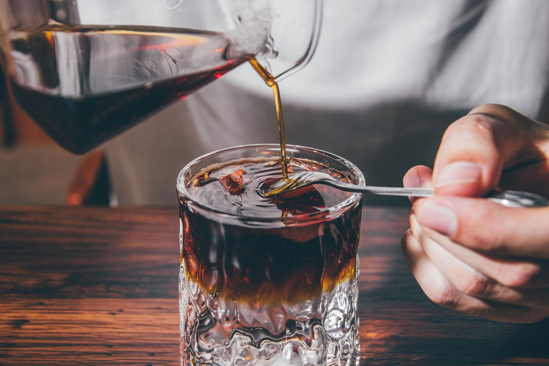 L’eau froide extrait les arômes doux du café, limitant l’acidité et l’amertume pour plus de rondeur. (c) chico明 PixaBay