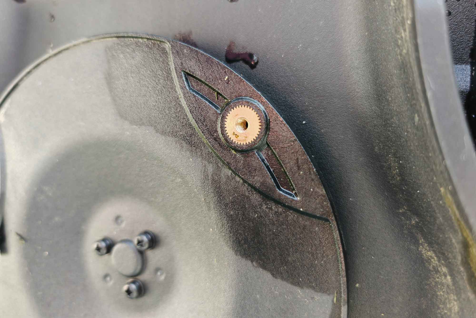 Nettoyez soigneusement le pas de visse du plateau avant d’installer la nouvelle lame. (c) Labo Maison