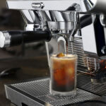 Gros plan sur une machine à percolateur Delonghi réalisant un café Cold Brew.