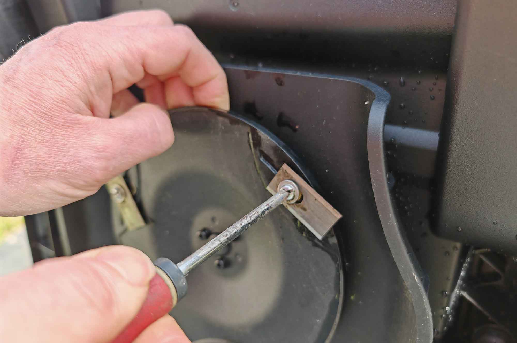 Retirez les lames usées avec précaution, en utilisant un tournevis adapté et en portant des gants de protection. (c) Labo Maison