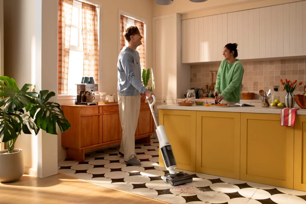 L'aspirateur laveur Roborock F25 en action