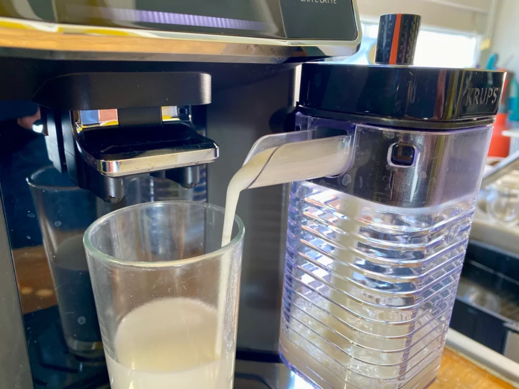 La carafe à lait de la Krups en action (c) Labo Maison
