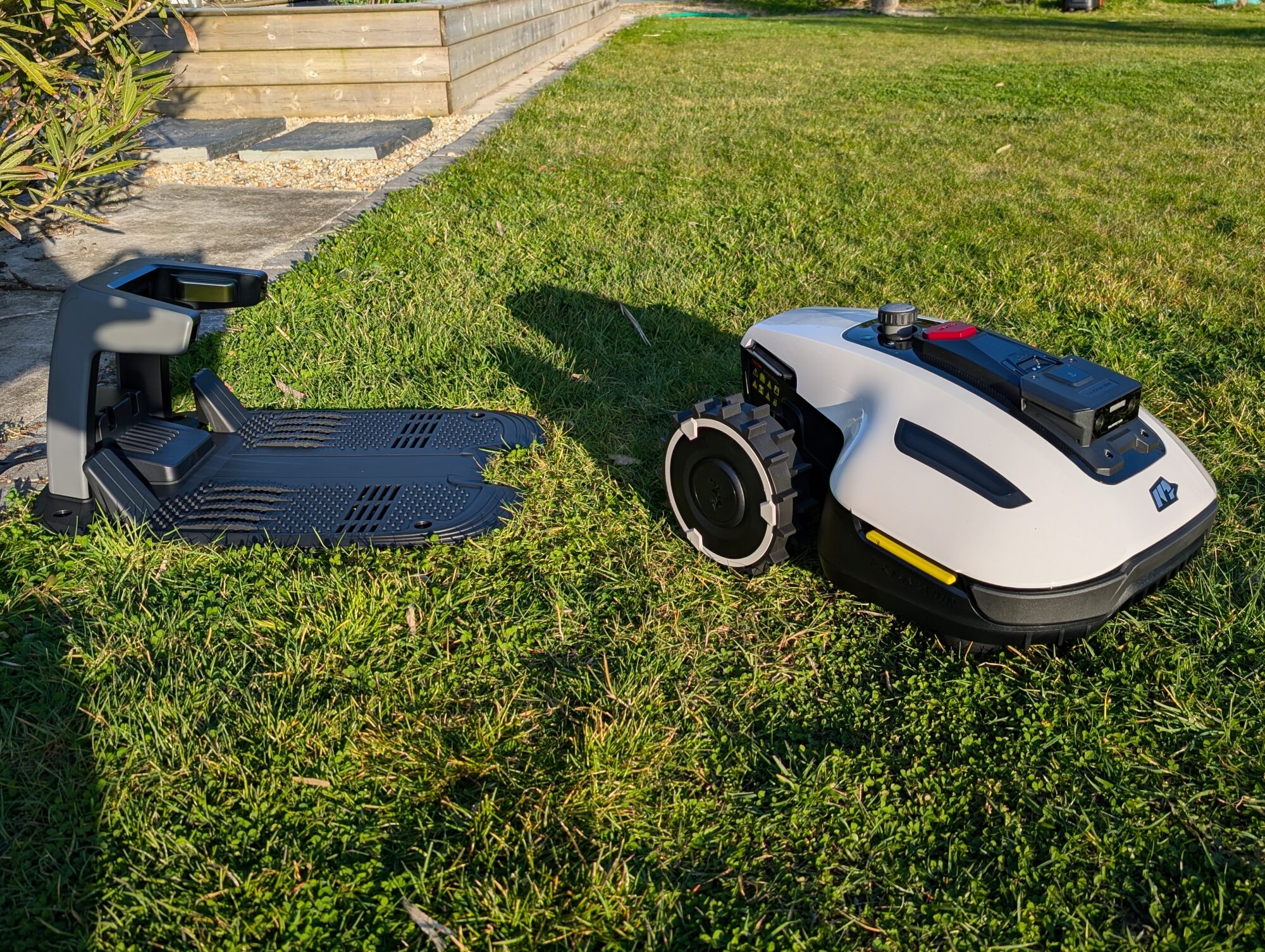 La Yuka Mini 600 retourne se charger à sa base après moins de 100 m² de tonte © Labo Maison / Valentin Lebrun