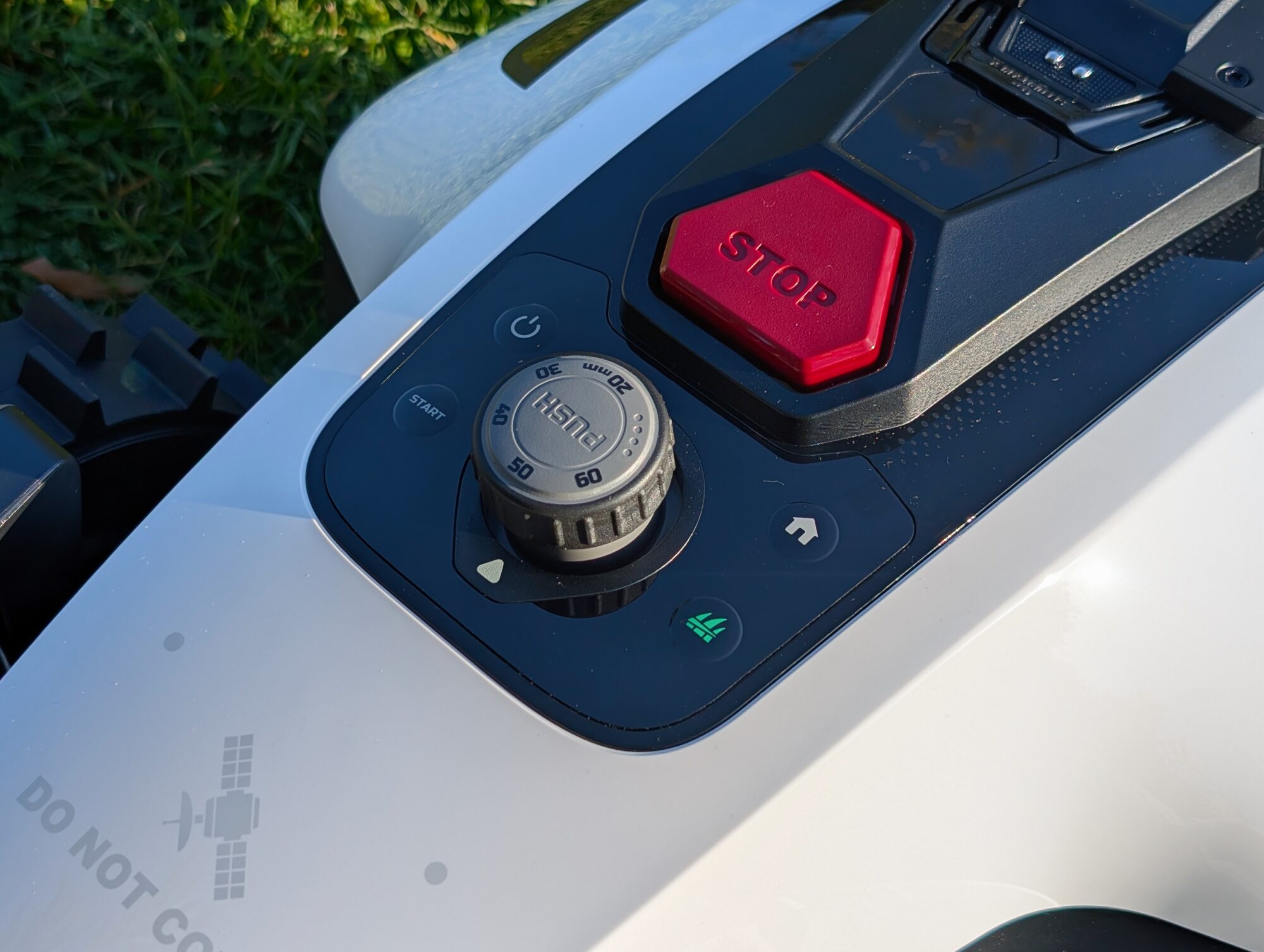 Le gros bouton d'ajustement de hauteur de coupe (2 à 6 cm) est facilement accessible © Labo Maison / Valentin Lebrun