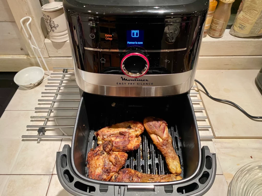 Des morceaux de poulet cuits dans l'air fryer Moulinex (c) Labo Maison