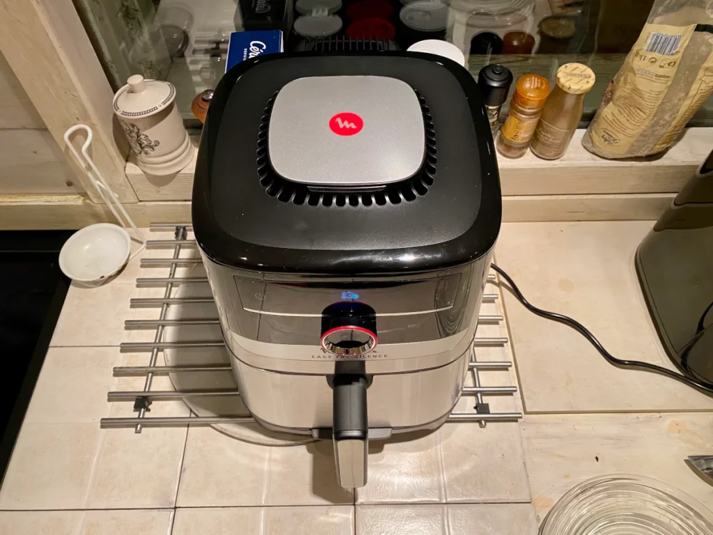 L'air fryer Moulinex avec sa cheminée d'aération silencieuse (c) Labo Maison