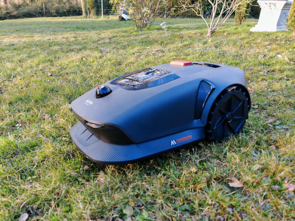 Le robot tondeuse Mova 600 (c) Labo Maison