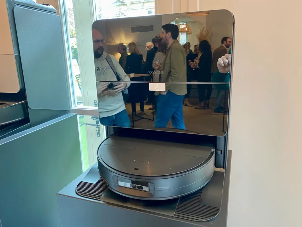 La station du Roborock Saros S10 auto-nettoie la serpillière à 80°C, vide le bac et gère l’eau propre comme usée. (c) Labo Maison