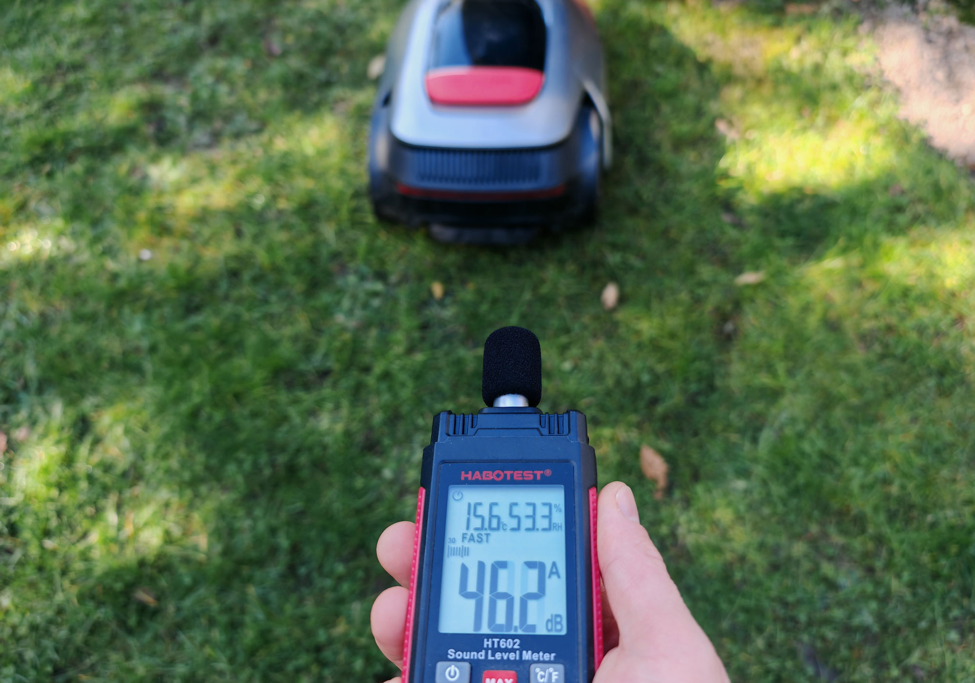 Test Dreame A2 : n robot tondeuse silencieux : seulement 46,2 dB(A) mesurés à 1 mètre, idéal pour tondre de nuit. (c) Labo Maison