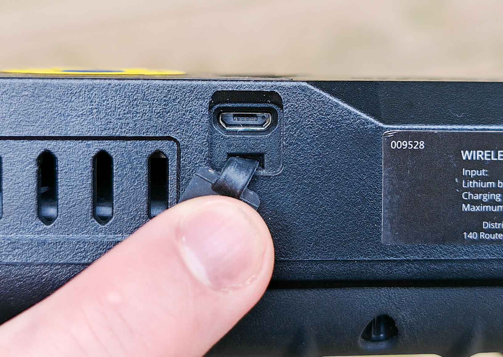 Le choix du port micro-USB est regrettable en 2025. L'USB-C étant désormais la norme, on espère une mise à jour future intégrant cette connectique plus moderne et universelle. (c) Labo Maison
