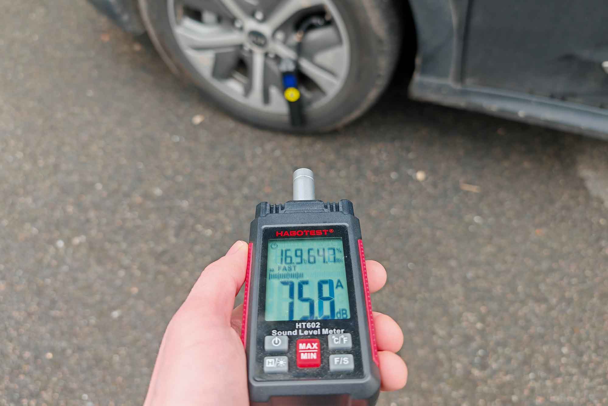 Avec 75,5 dB(A), ce compresseur est bruyant, comparable aux autres compresseurs portatifs du marché. (c) Labo Maison