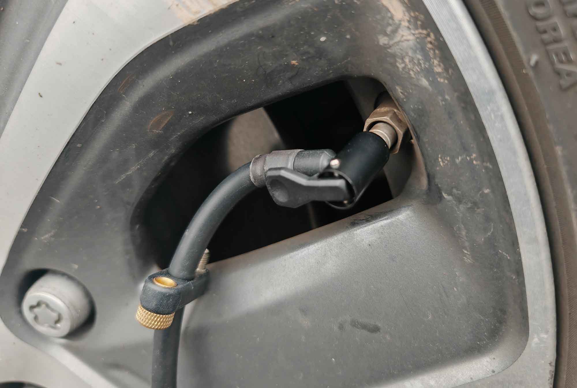 L’embout rapide du Michelin 009528 Mini facilite le raccordement aux pneus, pratique pour les vélos et motos, mais un peu moins pour les voitures. (c) Labo Maison