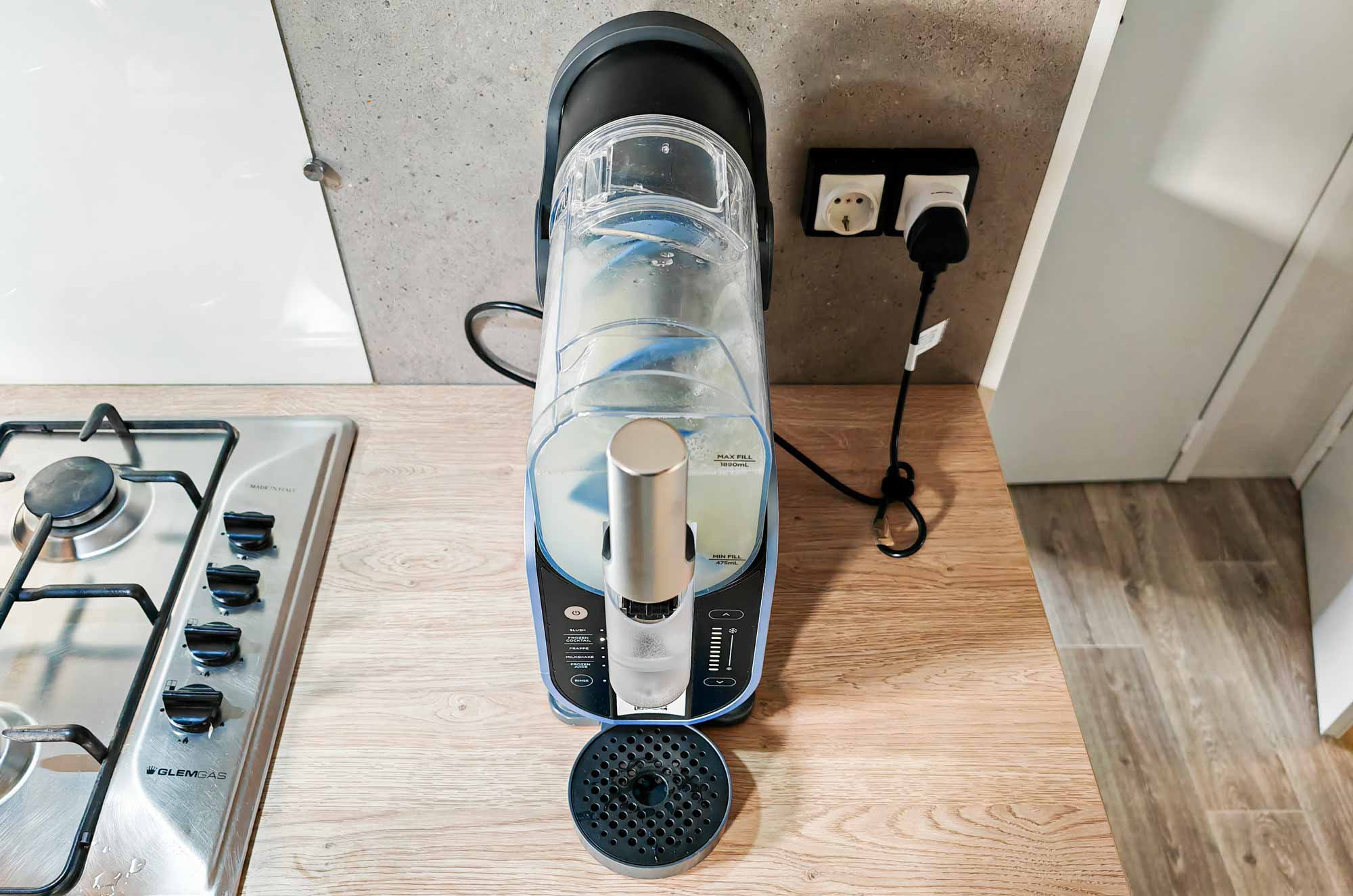 L’emplacement de remplissage permet de verser facilement le liquide dans le réservoir. © Labo Maison