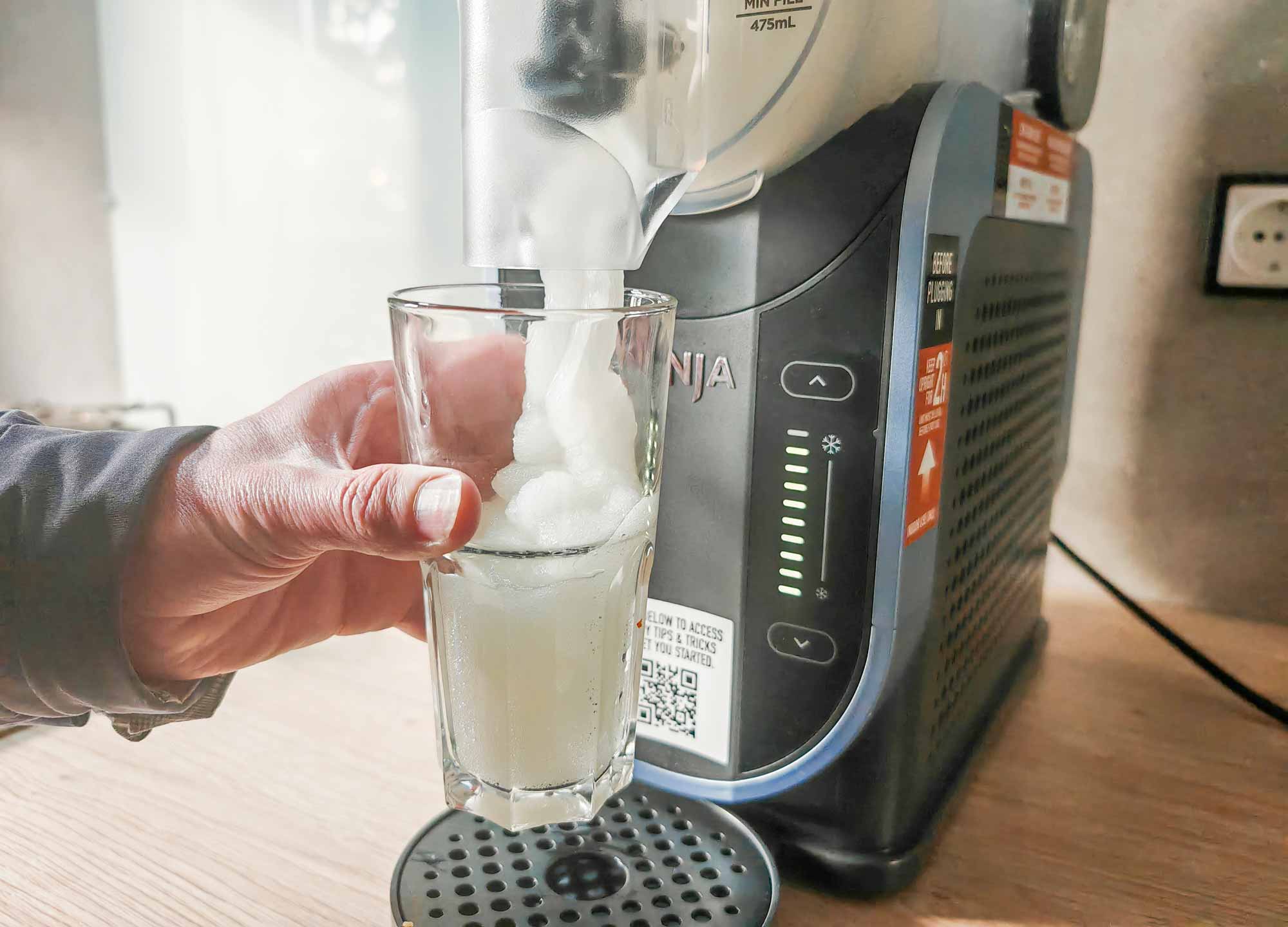 Une poignée permet de se servir proprement un granité ou milkshake, verre après verre. © Labo Maison