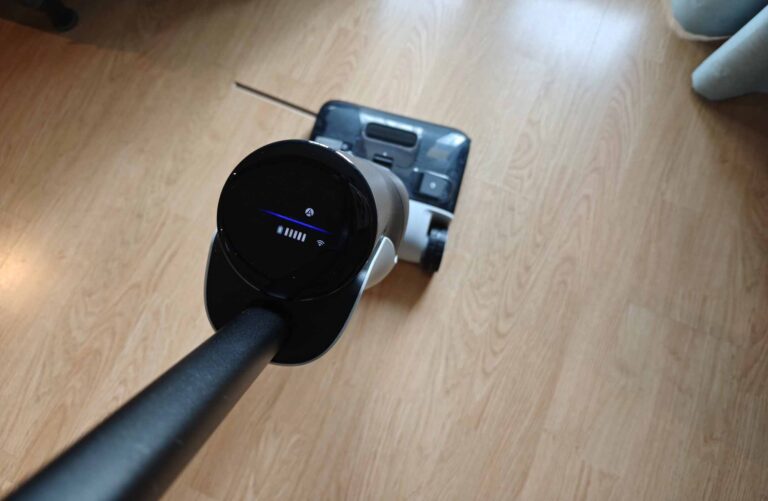 Test de l’aspirateur laveur Roborock F25 ACE. © Labo Maison