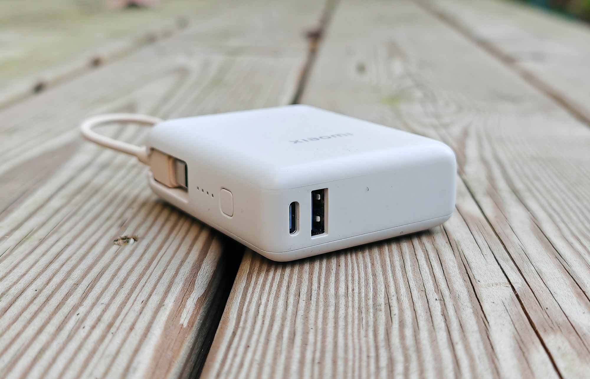 La Xiaomi 33W Power Bank 10000 mAh dispose d’un USB-C (entrée/sortie), d’un USB-A et d’un câble USB-C intégré. (c) Labo Maison