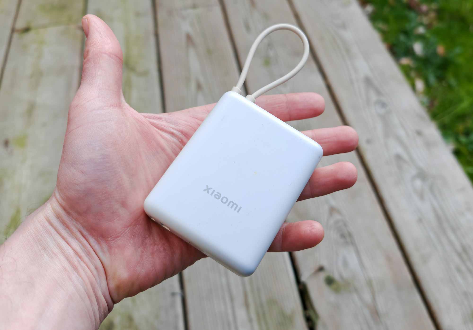 Avec ses dimensions réduites et ses 208,7 g, la Xiaomi 33W Power Bank 10000 mAh se transporte aisément partout. (c) Labo Maison